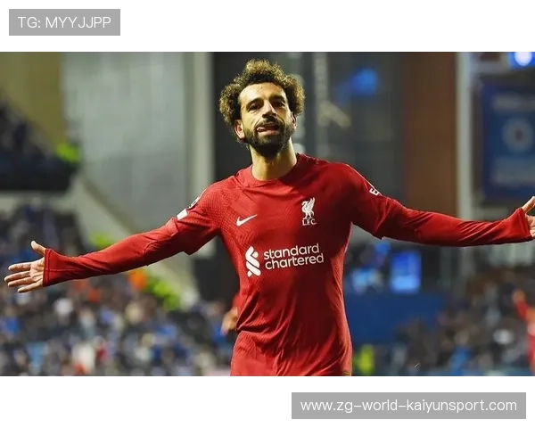 利物浦快速传球切入禁区，萨拉赫搓射偏了